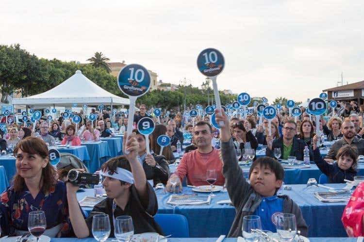 Il voto della giuria popolare, in prima fila il figlio dello chef giapponese che da 10 al Giappone ma aveva dato 10 anche all’avversario